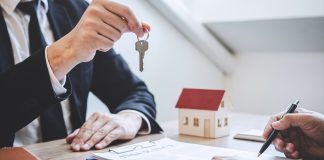 Could Widening Crack in Mortgage Market Sink US Home Prices?