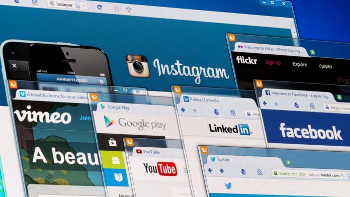 Belchatow,,Poland,-,April,11,,2014:,Photo,Of,Social,Network