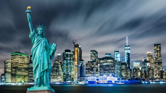 Manhattan,Panoramic,Skyline,At,Night.,Statue,Of,Liberty,With,Manhattan