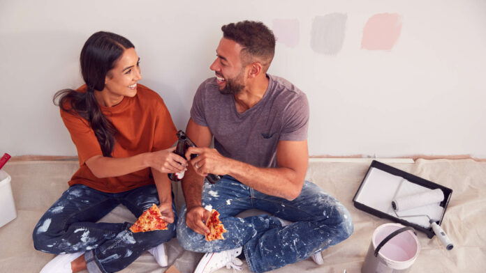 Couple,Taking,A,Break,And,Drinking,Beer,And,Eating,Pizza