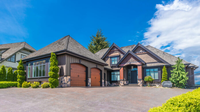 Big,Custom,Made,Luxury,House,With,Nicely,Landscaped,Front,Yard