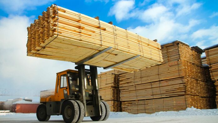 Machine,Is,Lifting,Lumber,On,A,Wood,Factory