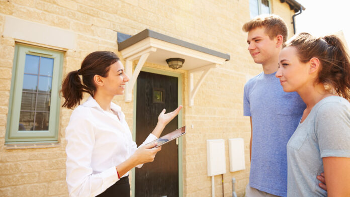 Young,Couple,Viewing,A,House,With,Female,Real,Estate,Agent