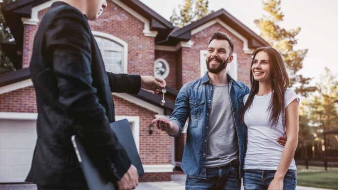 Happy,Couple,Is,Taking,Keys,From,Their,New,House,From