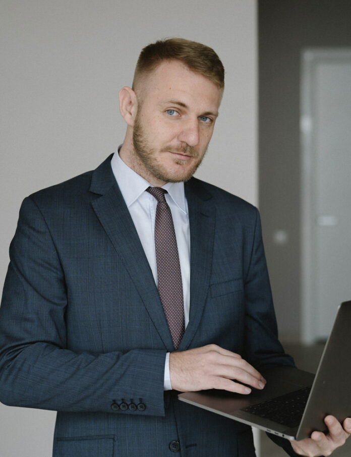 real-estate-agent-laptop