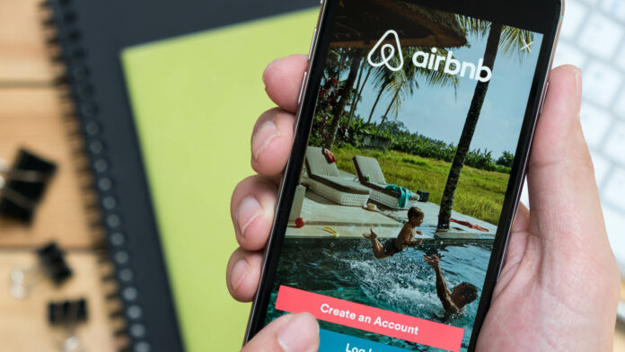 Chiang,Mai,,Thailand,-,Mar,12,2016:,Apple,Iphone,With,Airbnb