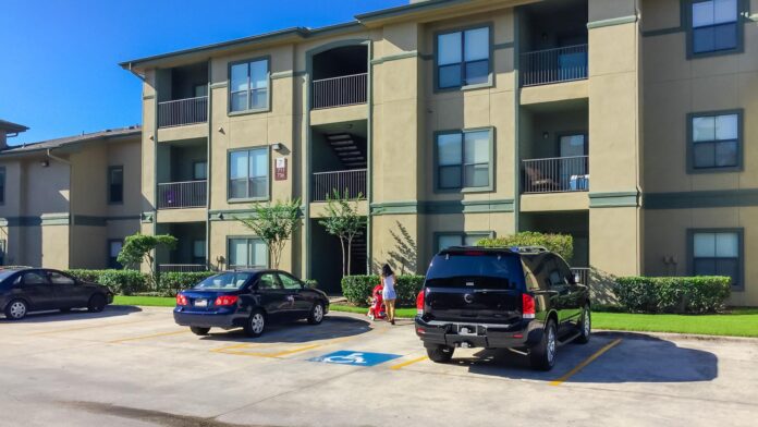 Typical,Apartment,Complex,Building,In,Suburban,Area,At,Humble,,Texas,