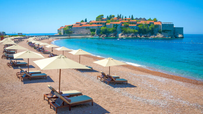 The,Beach,For,The,People,Of,The,Island,Of,St.